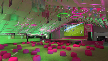 Zona interactiva del Fut Fest de Liverpool en Perisur con pantalla gigante, césped sintético, asientos tipo puff rosa y decoración temática de fútbol.
